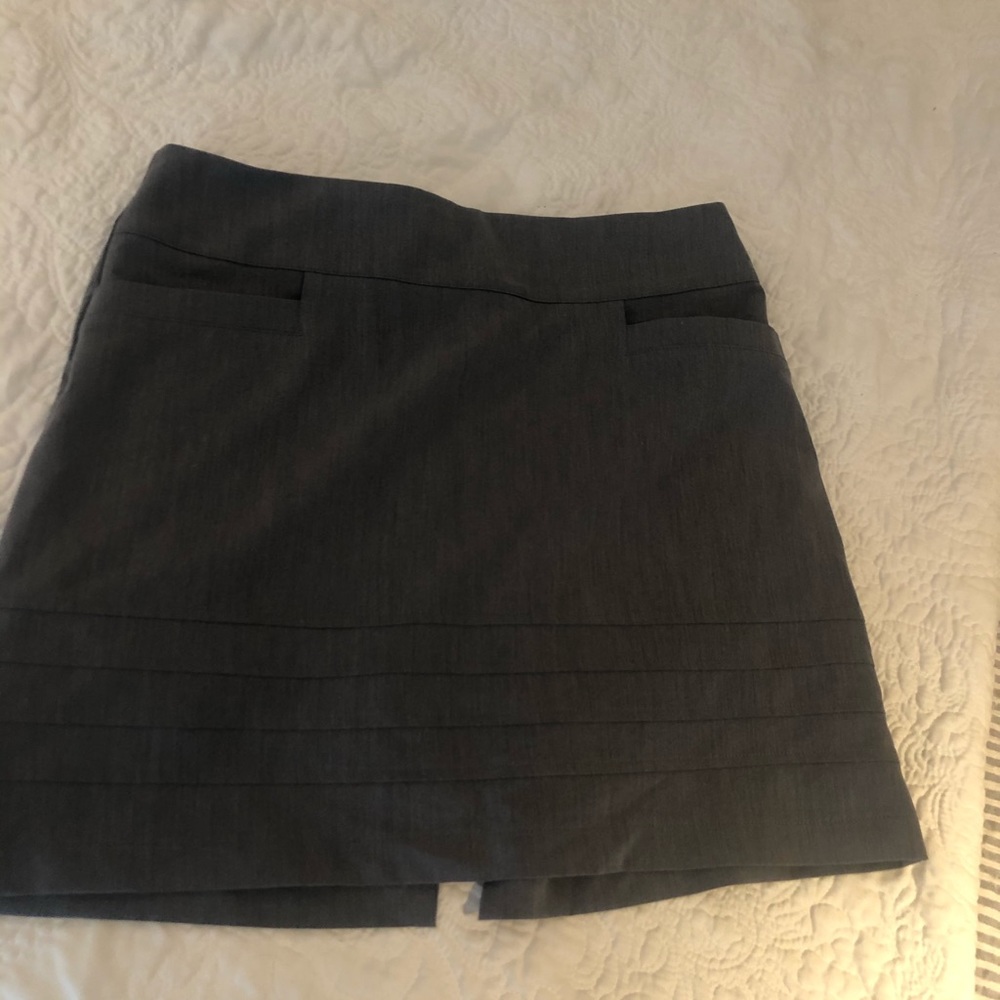 Stretchy golf skort with pockets